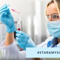 Naukowczyni w maseczce i rękawiczkach pobiera próbkę krwi do badania. #STARAMYSIĘ, co to za badanie?