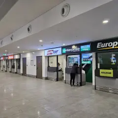 Kasa wypożyczalni samochodów na lotnisku w Antalyi. Widać szyldy Europcar, Enterprise, Avis i innych.