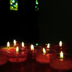 Kerzenlicht im Kloster. Eine friedliche Atmosphäre, um Weihnachten im Kloster verbringen zu können.
