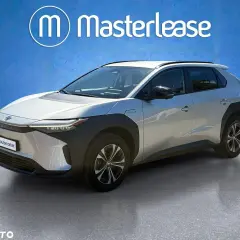 Srebrny Toyota bz4x test na tle niebieskiej ściany z logo Masterlease.