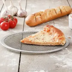 Idealnie wyrośnięte ciasto na pizzę, czosnek, pomidorki i bagietka czosnkowa.