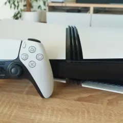 Biały kontroler DualSense obok konsoli PlayStation 5. Czekam na PS5 Pro specyfikacja, by poznać jej możliwości.