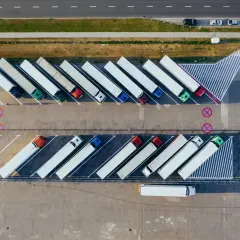 Tiry zaparkowane na placu. Zastanawiasz się, od ilu lat prawo jazdy na tira jest potrzebne, by nimi kierować?