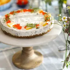 En vacker silltårta kavring med dill, citron och rom. Perfekt för midsommar.