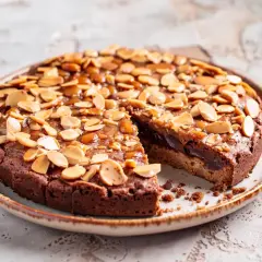 En saftig kladdkaka med mandelflagor och kolasås. En riktigt nyttig kladdkaka som passar perfekt till fikat.