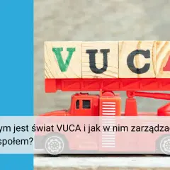 Drewniane klocki z literami VUCA na czerwonej straży pożarnej. Jak zarządzać zespołem w świecie VUCA?