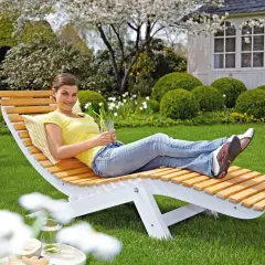 Frau entspannt auf selbstgebauter Holzliege im Garten. Perfekt für den Sommer!