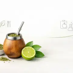 Drewniane naczynie z yerba mate, limonka i liście. Ikony symbolizują zdrowie i naukę, podkreślając zalety picia yerba mate.