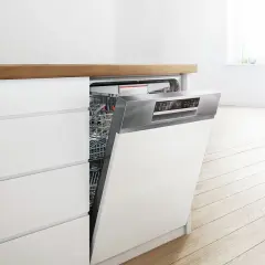 Lave-vaisselle Bosch ouvert, affichant son intérieur. Si un code erreur apparaît, consultez le manuel.