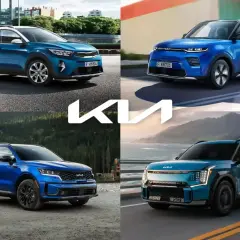 Cztery różne modele Kia w niebieskich odcieniach, od kompaktowego SUV-a po przestronne auta rodzinne.