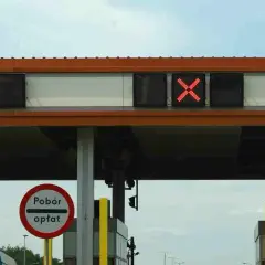 Znak drogowy X: Co oznacza i jak się zachować na drodze?