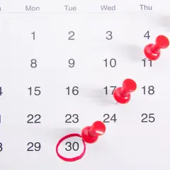 Un calendrier avec des punaises rouges marquant des dates importantes, dont le 30, soulignant le **délai de forclusion**.