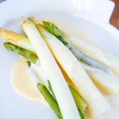 Spargel mit cremiger Sauce, perfekt für ein blitz hollandaise rezept.