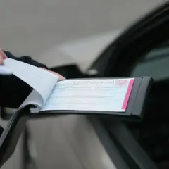Policjant wypisuje mandat karny za wykroczenie drogowe, powołując się na art. 97 k.w. w zw. z art. 47 p.r.d.