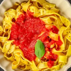 Pappardelle z sosem pomidorowym i bazylią. Różne rodzaje makaronu mogą być podawane na wiele sposobów.