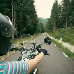 Najlepsze trasy motocyklowe w Bieszczadach: bezpieczeństwo, atrakcje i praktyczne porady