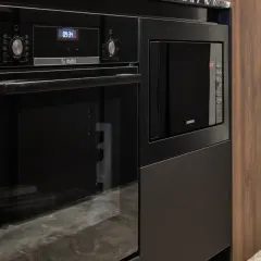 Nowoczesny piekarnik Bosch i mikrofalówka Samsung w zabudowie. Zastanawiasz się, piekarnik ile wat mocy oferuje? Ten model z pewnością sprosta wyzwaniom.