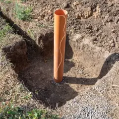 Scavo per pozzo con tubo arancione. Un passo fondamentale per capire come trovare l'acqua per fare un pozzo.