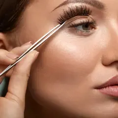 Precyzyjne przyklejanie rzęs pęsetą. Krok po kroku, jak przykleić rzęsy dla efektu wow.