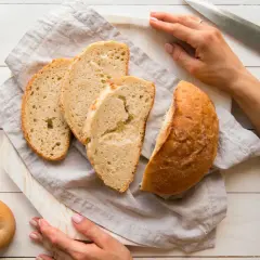 Świeży chleb pokrojony na kromki, gotowy do zamrożenia. Dowiedz się, ile można trzymać chleb w zamrażarce, by zachował świeżość.
