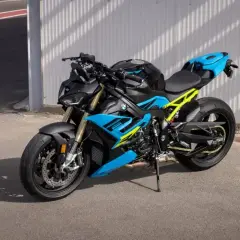 Potężny motocykl BMW S1000R w jaskrawym, niebiesko-żółtym malowaniu, gotowy do podboju dróg.