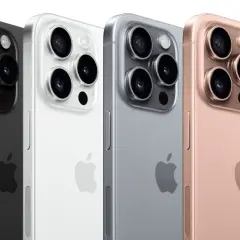 Cztery iPhone'y w różnych kolorach: czarnym, białym, szarym i różowym. Zbliżenie na moduł aparatów. Premiera iPhone 16 już wkrótce!