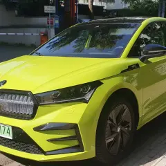Jaskrawozielony Skoda Enyaq na testach drogowych. Elektryczny SUV z polskimi tablicami rejestracyjnymi.