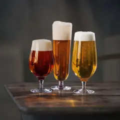 Tre bicchieri di birra, uno ambrato, uno dorato e uno più scuro, con schiuma abbondante. Il loro significato? La birra lager è un mondo di sapori da esplorare.
