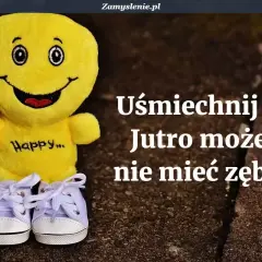 Uśmiechnij się! Jutro możesz nie mieć zębów. Zabawna maksyma o śmiechu, z pluszowym uśmiechniętym stworkiem w białych trampkach.