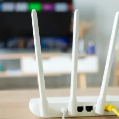Router z antenkami, kluczowy element instalacji internetowej w domu. Zapewnia łączność dla telewizora i innych urządzeń.