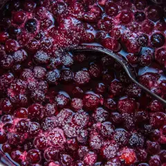 Gotowy do słoików dżem z wiśni z żelfixem, błyszczący od cukru i gotowy do degustacji.