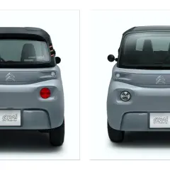 Dwa Citroëny Ami, jeden z tyłu, drugi z przodu. Kompaktowe, elektryczne auta miejskie.