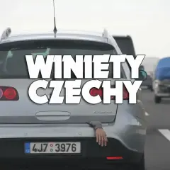 Ręka wystająca z bagażnika samochodu na autostradzie w Czechach. Napis "Winiety Czechy" sugeruje podróż.