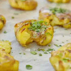 Krispiga, gyllene smashed potatoes med färsk persilja. Ett perfekt smashed potatoes recept för alla tillfällen.