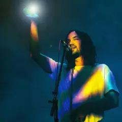 Kevin Parker von Tame Impala in Frankfurt, mit einem Lichtstrahl in der Hand.