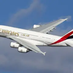 Airbus A380 Emirates w locie. Zastanawiasz się, airbus a380 ile miejsc? Ten gigant zabiera setki pasażerów.