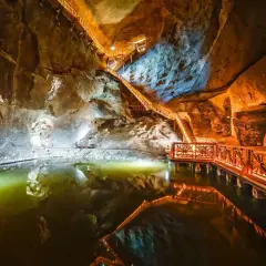 Podziemne jezioro i drewniane schody na trasie turystycznej Wieliczka.