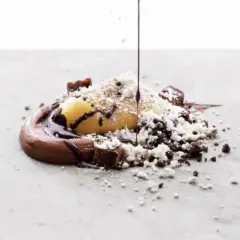 En läcker dessert med chokladsås, glass och smulor. Perfekt för ett salt karamell recept.