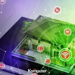 Model domu na tablecie, połączony z ikonami urządzeń przez cyfrową siatkę.