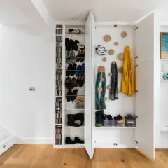 Cleverer Stauraum im kleinen Flur: Schuhe, Jacken, Schals und Helme finden ihren Platz.