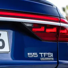 Niebieskie Audi z oznaczeniami silników 55 TFSI quattro.