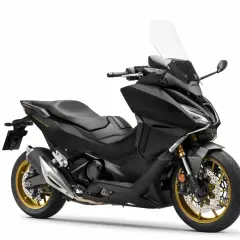Scooter negro Honda Forza 750, ideal para conocer su ficha técnica. Destacan sus llantas doradas y diseño deportivo.