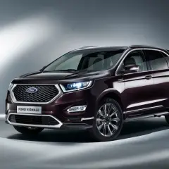 Elegancki, ciemnobordowy Ford Vignale z chromowanymi detalami i lśniącymi felgami, prezentujący się w studiu.