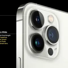 Zbliżenie na tył iPhone'a z 3 aparatami: teleobiektyw, ultraszerokokątny i szerokokątny.