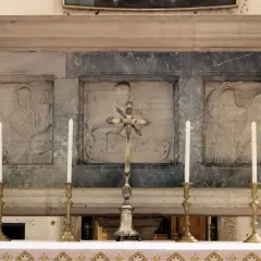 Marmorrelief mit Aposteln, Kreuz und Kerzen. Die Bedeutung von Matthias als Apostel wird hier durch seine Darstellung im Zentrum hervorgehoben.