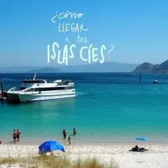 ¿Cómo ir a las Islas Cíes? Un ferry espera en un muelle, mientras gente disfruta de la playa y el mar turquesa.