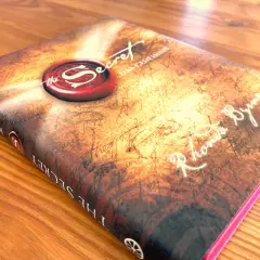 Das Buch "The Secret" von Rhonda Byrne, mit dem Siegel des Geheimnisses. Ein Wegweiser zu deinem Glück.