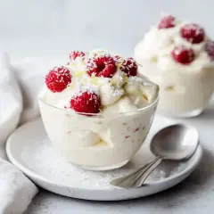 Lätt och fluffig vispad pannacotta tårta med färska hallon och kokosflingor. En perfekt sommardessert.