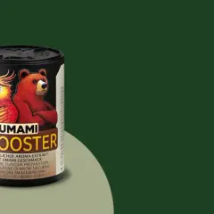 Dose mit Bär und Papagei, die "UMAMI BOOOSTER" bewirbt. Natürlicher Aroma-Extrakt, der an fermentierte Bohnen erinnert.