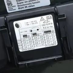 Naklejka informuje, jakie ciśnienie w oponach 225/40 r18 jest zalecane dla różnych obciążeń.